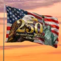USA 250-jarig jubileum vlag met Vrijheidsbeeld en Amerikaanse arend voor de tuin - Zonsondergang Arend Stijl (Q-007) / 150x90cm (Enkelzijdig)