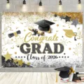 Abschluss Party Hintergrund Banner in Schwarz Gold mit Doktorhut und 2026 Motiv für Feier. - Standardstil (SBJ-001) / 95x75cm