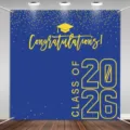 Blauwe Class of 2026 afstudeerfeest achtergrond met gele letters en gouden stippen. - Afstudeerwensen (SBJ-010) / 95x75cm / Blauw