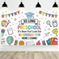 Kleurrijke 2026 peuterschool afstudeerachtergrond met handgetekende school doodles - Kinderen Afstuderen Thema (SBJ-008) / 95x75cm