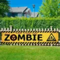 Halloween Zombie Warnbanner zur Dekoration von Gartenzäunen im Außenbereich - Biohazard (SHF-004) / 30x120cm