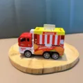 Cooler Miniatur-Food-Truck in Rot und Gelb als Rückzieh-Auto-Schlüsselanhänger-Modell - Hamburger