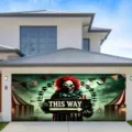 Grote Halloween garagedeur banner met enge clown en het bord THIS WAY decoratie - Horror Carnaval Stijl (CK-004) / 400x180cm