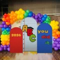 Regenbogen Ballonbogen mit ABC 2026 Abschluss Thema gewölbte Hintergründe für Party - Polyester / 3-Teiliges Set (65x150cm+80x180cm+50x120cm)