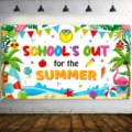 Großes Ferienanfang Hintergrundbanner mit bunten Strand- und Schulmotiven für Partys - SBJ-001 / 95x75cm