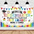 Bunter Kindergarten Abschluss Hintergrund mit 1. Klasse Text und Schul-Ikonen Dekor - SBJ-003 / 95x75cm
