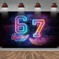 Achtergrondbanner voor 67e verjaardag met neongraffiti-cijfers en bakstenen muur - Neon Graffiti Nummer 67 Stijl (SBJ-005)