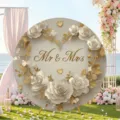 Elegante ronde bruiloft achtergrond met witte rozen en goudkleurige Mr & Mrs tekst - Roos Hart Stijl (Y-005)