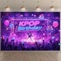 Fondo de cumpleaños K-POP morado neón con escenario y decoración de fiesta musical - Estilo Temático K-POP Púrpura Neón (SBJ-005) / 95x75cm