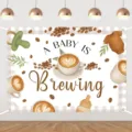 Φόντο πάρτι μωρού με θέμα τον καφέ A Baby is Brewing με σχέδια λάτε και κόκκους καφέ - Θέμα Αρκουδάκι Καφέ (SBJ-009) / 95x75cm