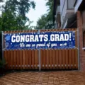 Blaues Abschlussbanner Congrats Grad für die Dekoration von Gartenzäunen auf Partys - Dunkelblau Abschluss Stil (SHF-015) / 30x120cm
