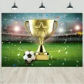 Fußball-Stadion-Hintergrund mit Goldpokal und Ball für Party-Fotografie-Dekoration - Fußball Meisterschaft Trophäe (SBJ-004) / 95x75cm