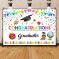 Fondo decorativo para graduación de preescolar con lápices de colores y mensajes - Estilo Felicitaciones Graduados Búho y Lápices (SBJ-002) / 95x75cm