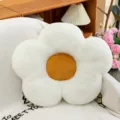Weiches plüschiges blumenförmiges Sitzkissen mit weißen Blütenblättern und orangefarbener Mitte - 50cm / Weiße Blume