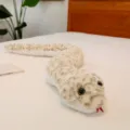 Peluche de serpiente manchada realista con lengua roja, mostrado sobre la cama (81 chars) - Tostado / 110cm