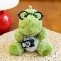 Lindo dinosaurio de peluche verde con gafas y cámara en posición sentada - Estilo Gafas Cámara / 15cm / Verde