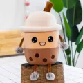 Adorabile peluche a forma di bubble tea con cappello seduto su un cesto di vimini - Tazza di Tè al Latte (Occhio Rotondo) / 20cm