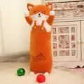 Langes orangefarbenes Fuchs-Plüschkissen mit niedlichem Latzhosen-Design und Stickerei - Akita / 55 cm / Orange
