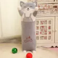 Weiches graues langes Hunde Plüsch Körperkissen zum Schlafen im gemütlichen Zimmer - Akita / 55 cm / Grau