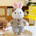Süße weiße Plüsch-Hasenpuppe mit karierter Jacke, grüner Schleife und braunem Hut - Milly Hase Männlich / Weiß / 29cm