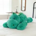 Peluche di dinosauro verde in pelo di coniglio, cuscino sdraiato per divano e letto. - piccolo dinosauro / 50cm