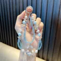 Elegante colgante para teléfono hecho a mano de cuentas de cristal de cereza azul y blanco - Azul