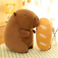 Weiches braunes Wasserschwein-Stofftier lehnt an einem gelben Baguette-Brot-Kissen - Brot-Stil / 25cm
