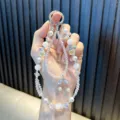 Cadena para móvil de perlas blancas y cristales con un brillante colgante de cereza. - Blanco