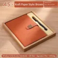 Business-Geschenkset mit braunem A5-Leder-Notizbuch und Gelschreiber in einer Kartonverpackung - A5 / Brown-kraft paper box