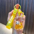 Kreativer gelber Fußballtrikot-Schlüsselanhänger mit fließendem Sand und Mini-Fußballanhänger - Gelb