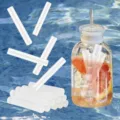 Herbruikbare witte plastic ijsstokjes in een doorzichtige waterfles met stukjes fruit - 8 Stuks-Wit (NJN777)