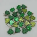 Detailansicht von grünen Kleeblatt-Anhängern für die St. Patrick's Day Party-Deko. - Fruchtgrüner Klee Stil (2) / 24er Set