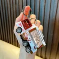 Detailliertes Schlüsselanhänger-Modell aus Legierung in Form eines Kaffeewagens rot - Kaffee-Stil (Rückzug Food Truck)