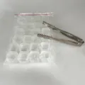 24 wiederverwendbare Eiswürfel aus Kunststoff mit Edelstahlzange für Partygetränke - Mattweißer Würfel / 24 Stück/Packung Mit Zange