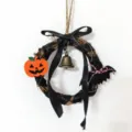 Handgefertigter Halloween-Rebenkranz Hängedekoration mit Kürbisglocke und schwarzem Band - Stil C (Kürbis Fledermaus Schleife) / 12cm
