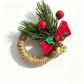 Primer plano de un servilletero navideño con agujas de pino y cascabeles de oro - Servilletero Estilo Navideño / Pieza Única