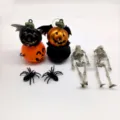 Halloween-Deko-Set mit gruseligen Skeletten, schwarzen Spinnen und Kürbis-Anhängern. - 8-teiliges Set