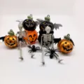 Halloween-Deko-Set mit Skeletten, Kürbis-Anhängern und schwarzen Spinnen - 10-teiliges Set
