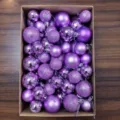 Nahaufnahme von verschiedenen lila Weihnachtskugeln mit matten und glitzernden Oberflächen - 50 Stück / Hellviolett