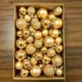 Draufsicht auf verschiedene goldene Weihnachtskugeln in einer Geschenkschachtel - 50 Stück / Gold