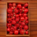 Draufsicht auf ein Set roter Weihnachtskugeln in einer Box mit glänzenden und matten Oberflächen. - 50 Stück / Rot