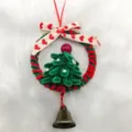 Handgemaakte kerstkrans van ragerdraad met miniatuurboom en bronzen klok ornament - Binnendiameter 9cm / Donkere Kleur