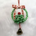 Handgemaakte kerstkrans van pijpenragers met rode strik en een koperen kerstbel - Binnendiameter 9cm / Lichte Kleur