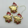 Tre stelle dorate sorridenti con cappelli e sciarpe di Babbo Natale per decorazioni - Pentagramma Sorridente Dipinto / Set di 3