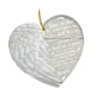 Detalle de adorno conmemorativo de acrílico 2D con ala de ángel y cita emotiva. - Dije de corazón