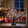 Elegante árbol de mesa LED con pájaros cardenales rojos y luces cálidas para Navidad. - Árbol de Navidad Cardenal LED