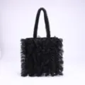 Elegante bolso de malla negra plisada con volantes verticales para mujer moderna - Negro