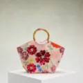 Elegante rosa Tragetasche mit Blumenstickerei, Pailletten und natürlichem Bambusgriff - Bambus-Rundgriff / Rosa Leinen Blumen Pailletten