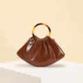 Detailansicht braune PU-Handtasche mit Falten und bernsteinfarbenem Acrylgriff - Hellbraun