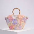 Detail der eleganten rosa Strandtasche mit 3D-Blumenstickerei und echtem Bambusgriff. - Bambus-Rundgriff / Rosa Blumenapplikationsdesign